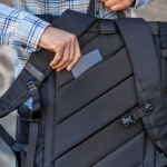 Sac à dos 28 L en RPET à fermeture à enroulement à boucle couleur noir vue d'ambiance