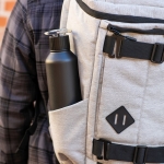 Sac à dos 20L en RPET à poches cachées et passants multiples couleur gris vue d'ambiance