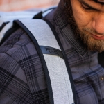 Sac à dos 20L en RPET à poches cachées et passants multiples couleur gris deuxième vue d'ambiance