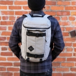 Sac à dos 20L en RPET à poches cachées et passants multiples couleur gris vue d'ambiance