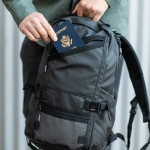 Sac à dos en RPET à compartiment pour ordinateur d'une capacité de 18L couleur noir deuxième vue d'ambiance