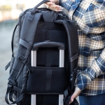 Sac à dos en RPET à compartiment pour ordinateur d'une capacité de 18L couleur noir troisième vue d'ambiance
