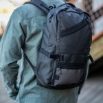 Sac à dos en RPET à compartiment pour ordinateur d'une capacité de 18L couleur noir vue d'ambiance