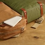 Sac à dos en coton recyclé à détails en cuir recyclé 340 g/m² 17” couleur vert militaire vue détaillée