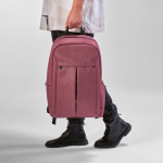 Sac à dos 22L en nylon recyclé à fermetures éclair imperméables 15,6” couleur bordeaux vue d'ambiance