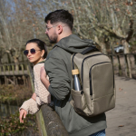 Sac à dos pour PC 15,6” en nylon recyclé bicolore imperméable couleur camel deuxième vue d'ambiance