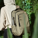 Sac à dos pour PC 15,6” en nylon recyclé bicolore imperméable couleur camel vue d'ambiance