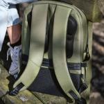 Sac à dos pour PC 15,6” en nylon recyclé bicolore imperméable couleur vert militaire vue d'ambiance