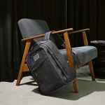 Sac à dos en coton recyclé à revêtement en cire 230 g/m² couleur noir vue d'ambiance