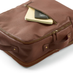 Sac à dos élégant en cuir recyclé avec poche extensible pour PC 17'' couleur marron foncé troisième vue detaillée
