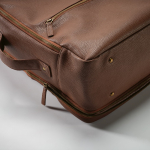 Sac à dos élégant en cuir recyclé avec poche extensible pour PC 17'' couleur marron foncé vue détaillée