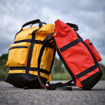 Sac à dos écologique imperméable avec fermeture magnétique pour PC 17” couleur rouge vue d'ambiance