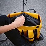 Sac à dos écologique imperméable avec fermeture magnétique pour PC 17” couleur jaune foncé deuxième vue d'ambiance