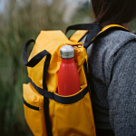 Sac à dos écologique imperméable avec fermeture magnétique pour PC 17” couleur jaune foncé vue d'ambiance
