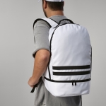 Sac à dos 25L en RPET à bandes réfléchissantes et poche à chaussures couleur blanc vue d'ambiance