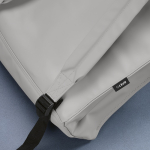 Sac à dos en cuir synthétique recyclé et plastique recyclé pour PC 17” couleur gris clair vue détaillée