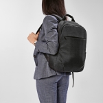 Sac à dos 18L en RPET 300D à compartiment frontal zippé 15,6” couleur noir deuxième vue d'ambiance