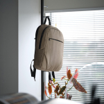 Sac à dos 18L en RPET 300D à compartiment frontal zippé 15,6” couleur camel vue d'ambiance