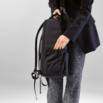 Sac à dos 18L en polyester recyclé à compartiment pour ordinateur couleur noir deuxième vue d'ambiance