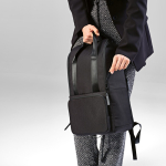 Sac à dos 18L en polyester recyclé à compartiment pour ordinateur couleur noir troisième vue d'ambiance