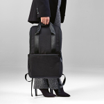 Sac à dos 18L en polyester recyclé à compartiment pour ordinateur couleur noir vue d'ambiance