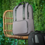 Sac à dos 18L en polyester recyclé à compartiment pour ordinateur couleur gris vue d'ambiance