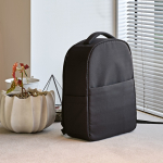 Sac à dos urbain en plastique recyclé avec sangle pour trolley 17” couleur noir vue d'ambiance