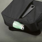 Sac à dos urbain en plastique recyclé avec sangle pour trolley 17” couleur noir quatrième vue detaillée