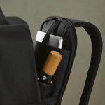 Sac à dos urbain en plastique recyclé avec sangle pour trolley 17” couleur noir vue détaillée