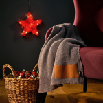Plaid en laine et plastique recyclé avec écusson personnalisé 270 g/m2 couleur gris foncé deuxième vue d'ambiance
