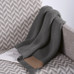 Plaid en laine et plastique recyclé avec écusson personnalisé 270 g/m2 couleur gris foncé vue d'ambiance