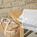 Plaid en coton recyclé à rayures 220 g/m2 couleur gris foncé vue d'ambiance