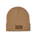 Bonnet en laine et RPET à écusson personnalisable et revers original couleur camel vue frontale