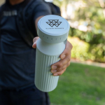 Bouteille en acier inoxydable recyclé avec indicateurs LED 650ml couleur blanc deuxième vue d'ambiance