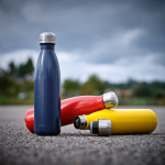 Gourde personnalisable isotherme et antifuite en inox recyclé 500 ml couleur rouge vue d'ambiance