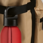 Gourde en aluminium recyclé à bouchon mousqueton 660 ml couleur rouge vue d'ambiance