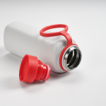 Bouteille en acier inoxydable recyclé avec bouchon poussoir 360° 750 ml couleur rouge deuxième vue d'ambiance