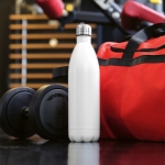 Gourde en acier inoxydable recyclé à bouchon étanche 1,03 L couleur blanc vue d'ambiance