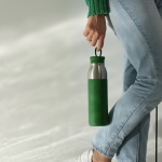Gourde en acier inoxydable recyclé convertible en mug 720 ml couleur vert vue d'ambiance