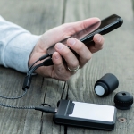 Câble de charge 5-en-1 en matériaux recyclés avec étui couleur noir vue d'ambiance