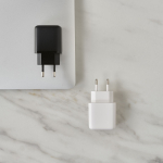 Chargeur mural en plastique recyclé avec ports USB-A et USB-C 20W couleur noir vue d'ambiance