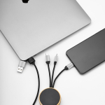 Câble de charge 5 en 1 en bambou et plastique écoresponsable avec charge sans fil 1m couleur noir vue d'ambiance