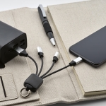 Câble de charge 4-en-1 en RPET avec différents ports de connexion couleur noir vue d'ambiance