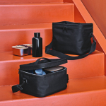 Glacière en plastique recyclé avec double poignée de transport 7.5L couleur noir vue d'ambiance
