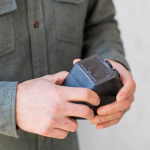 Batterie externe 3 en 1 de 5 000 mAh avec écouteurs et haut-parleur 5W couleur noir vue d'ambiance