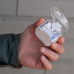 Écouteurs transparents avec transducteurs allongés couleur blanc vue d'ambiance