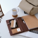 Porte-documents A4 en liège à fermeture élastique et pochette tablette couleur naturel troisième vue
