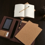Porte-documents A5 en liège à pochette pour téléphone et porte-crayon couleur naturel vue d'ambiance