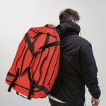 Sac de sport personnalisé en RPET à sangles noires réfléchissantes couleur rouge vue d'ambiance