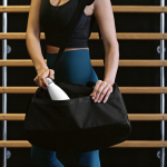 Sac de sport imperméable en plastique écologique avec poche cachée 50L couleur noir vue d'ambiance